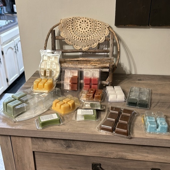 LOT OF 14 PRE OWNED, PARTIAL AND NEW WAX WARMER BARS-SOME ARE SCENTSY - Picture 6 of 16